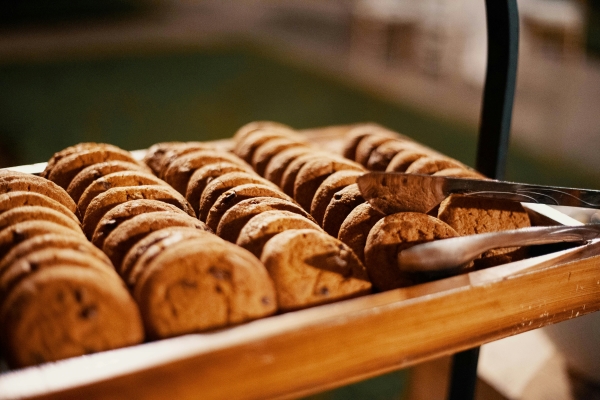 A tray displaying rows of freshly baked cookies. 