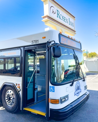 A theme park shuttle departing from a Rosen Hotels & Resorts property near Rosen Centre in Orlando, with complimentary theme park transportation to help guests with their first time visiting Orlando.