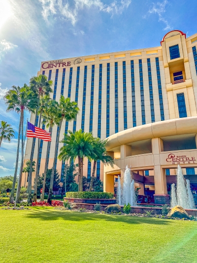 Sunny skies and palm trees surrounding Rosen Centre in Orlando, the perfect solution for where to stay in Orlando.