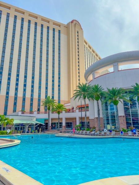A sparkling swimming pool next to Harry's Poolside Bar & Grill at Rosen Centre hotel on International Drive in Orlando.