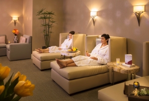 Women relaxing in the relaxation room at The Spa at Rosen Centre.